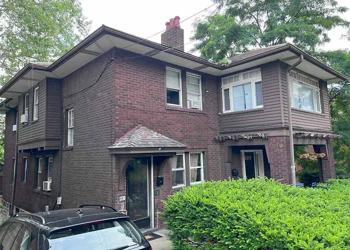 Charming 3 Bedroom In A Tudor-style Apartment *