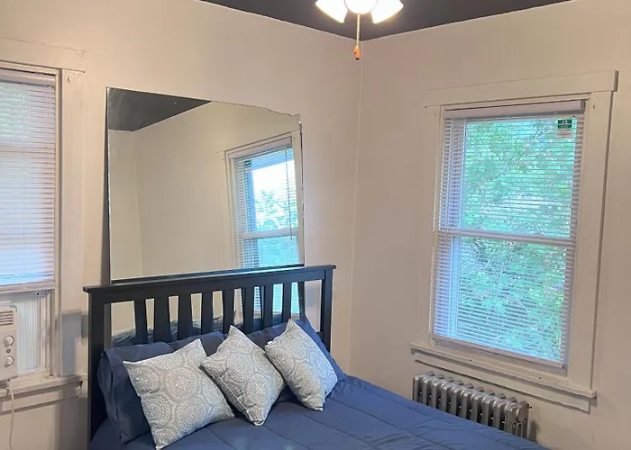 Apartment Charming 3 Bedroom In A Tudor-style *