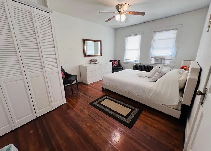 Charming 3 Bedroom In A Tudor-style Apartment *