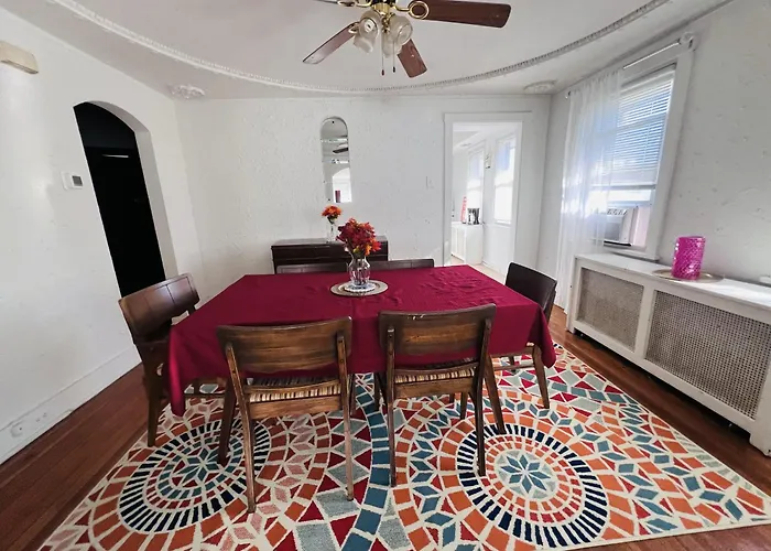 Charming 3 Bedroom In A Tudor-style Apartment