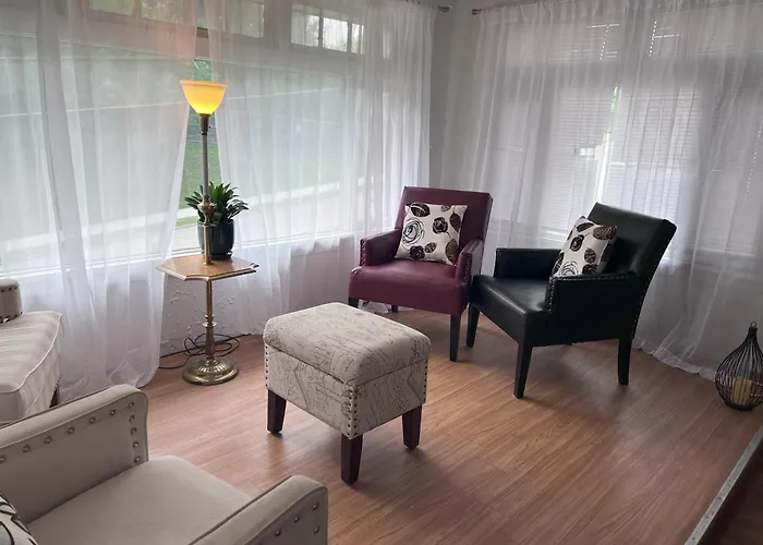 Apartment Charming 3 Bedroom In A Tudor-style *