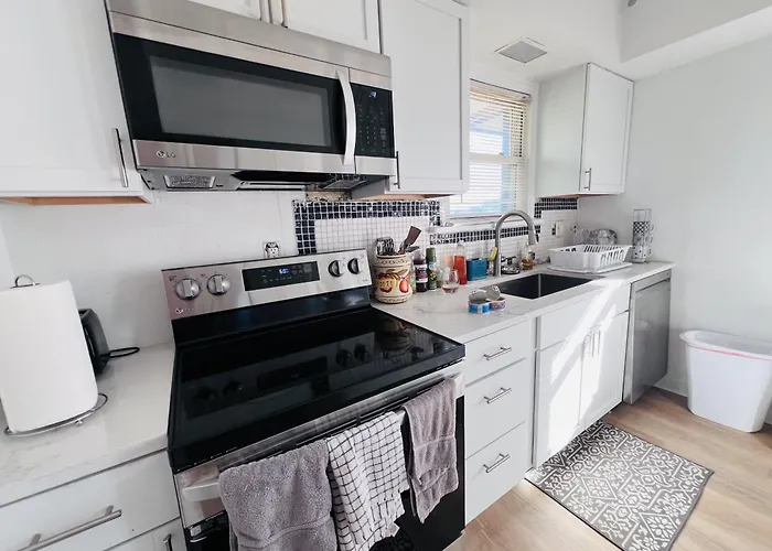 Apartment Charming 3 Bedroom In A Tudor-style