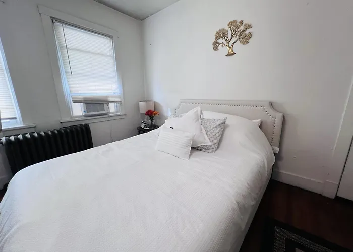 Apartment Charming 3 Bedroom In A Tudor-style *