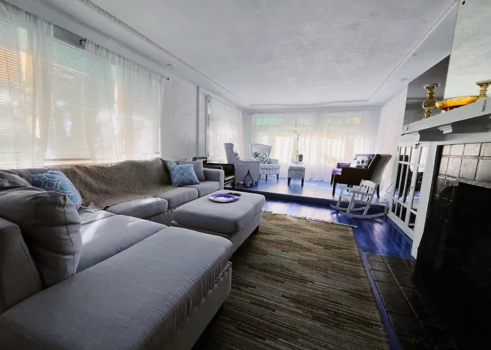 Apartment Charming 3 Bedroom In A Tudor-style *