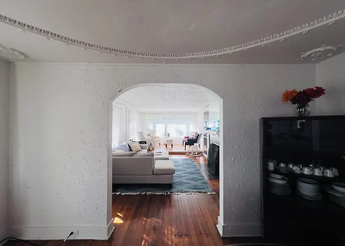 Charming 3 Bedroom In A Tudor-style Apartment *
