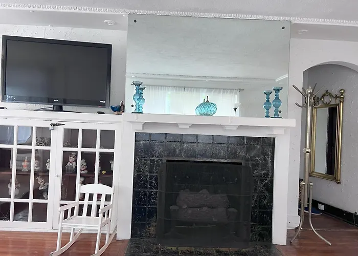Apartment Charming 3 Bedroom In A Tudor-style Pittsburgh